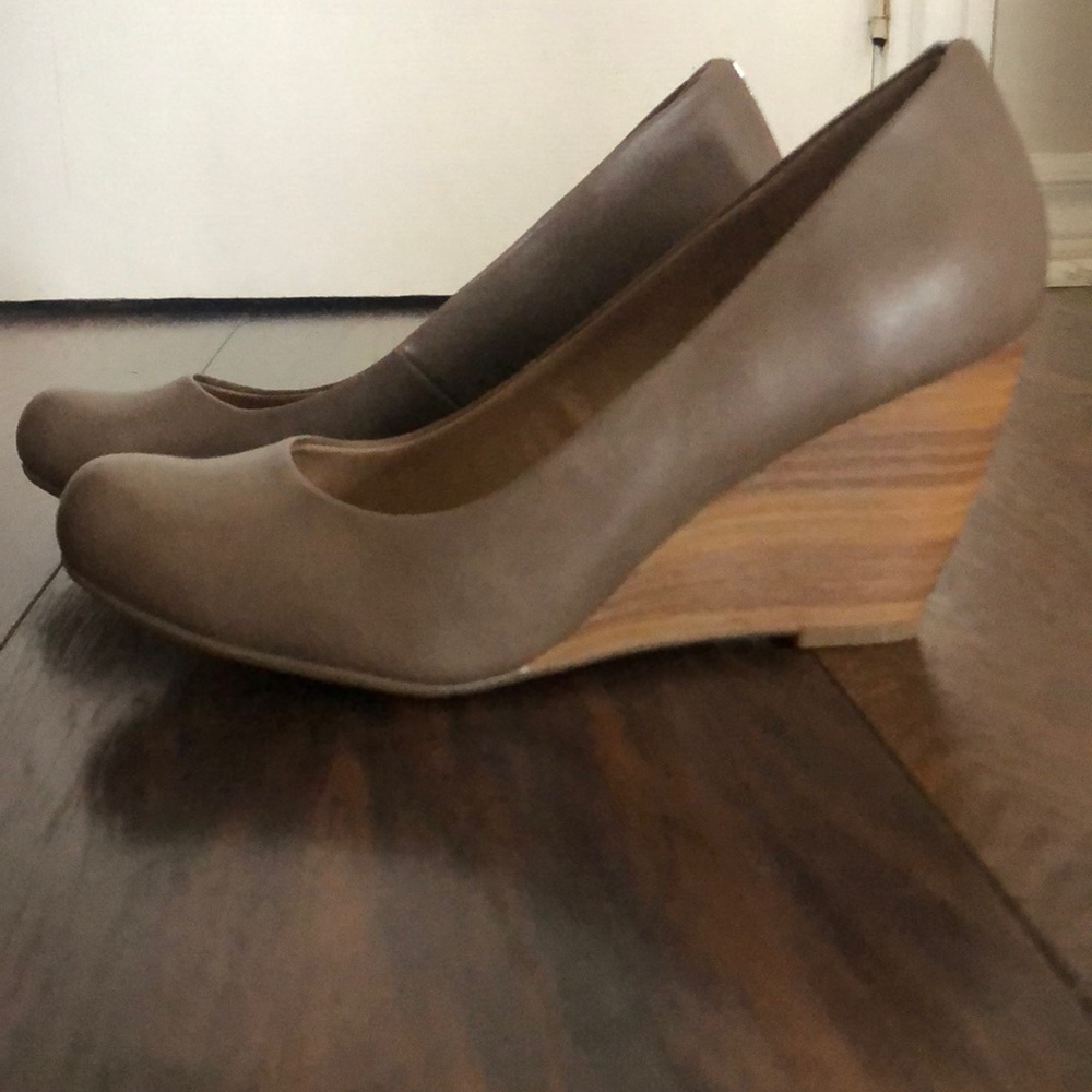 Nude wedges